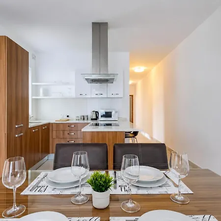 3br Family Near Balluta Bay - Balconies, Cot & High Chair 公寓 *