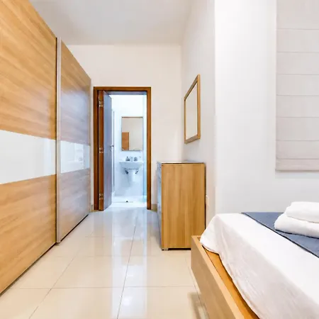 3br Family Near Balluta Bay - Balconies, Cot & High Chair *