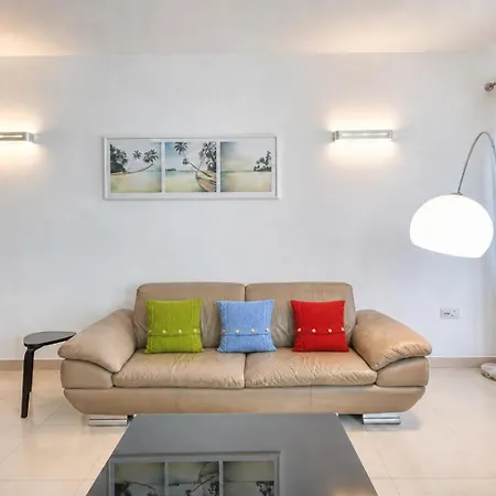 3br Family Near Balluta Bay - Balconies, Cot & High Chair 公寓