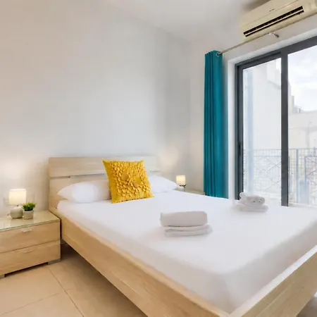 3br Family Near Balluta Bay - Balconies, Cot & High Chair 公寓