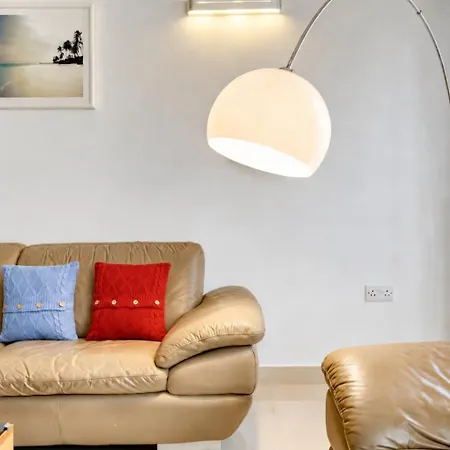 3br Family Near Balluta Bay - Balconies, Cot & High Chair 公寓